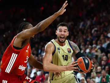 Willy Hernangómez busca el aro del Bayern ante la defensa de Gabriel Willy Hernangómez busca el aro del Bayern ante la defensa de Gabriel