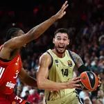 Willy Hernangómez busca el aro del Bayern ante la defensa de Gabriel