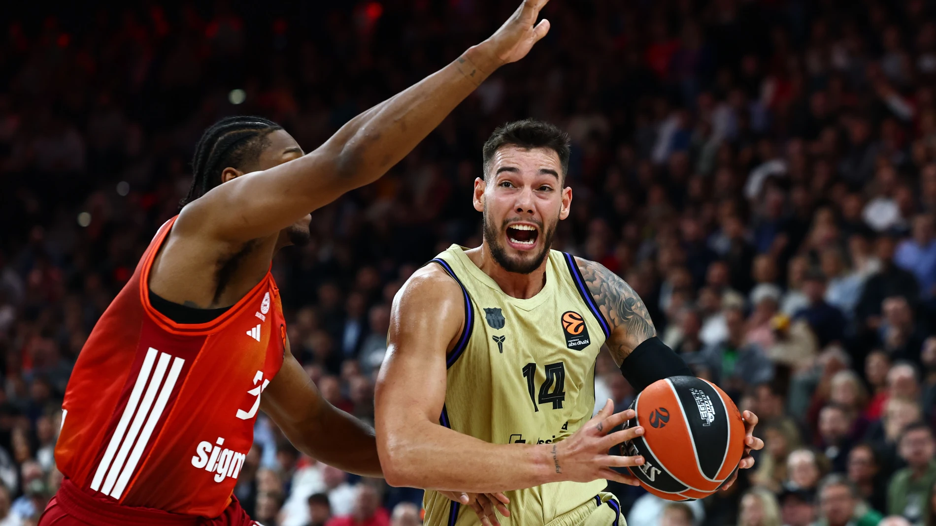 Willy Hernangómez busca el aro del Bayern ante la defensa de Gabriel