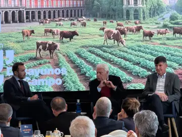 El expresidente del Gobierno, Felipe González, participa en la primera edición de 'Desayunos del Campo'. Intervienen la expresidenta andaluza Susana Díaz y el expresidente extremeño Juan Carlos Rodríguez Ibarra. El expresidente del Gobierno, Felipe González, participa en la primera edición de 'Desayunos del Campo'. Intervienen la expresidenta andaluza Susana Díaz y el expresidente extremeño Juan Carlos Rodríguez Ibarra.