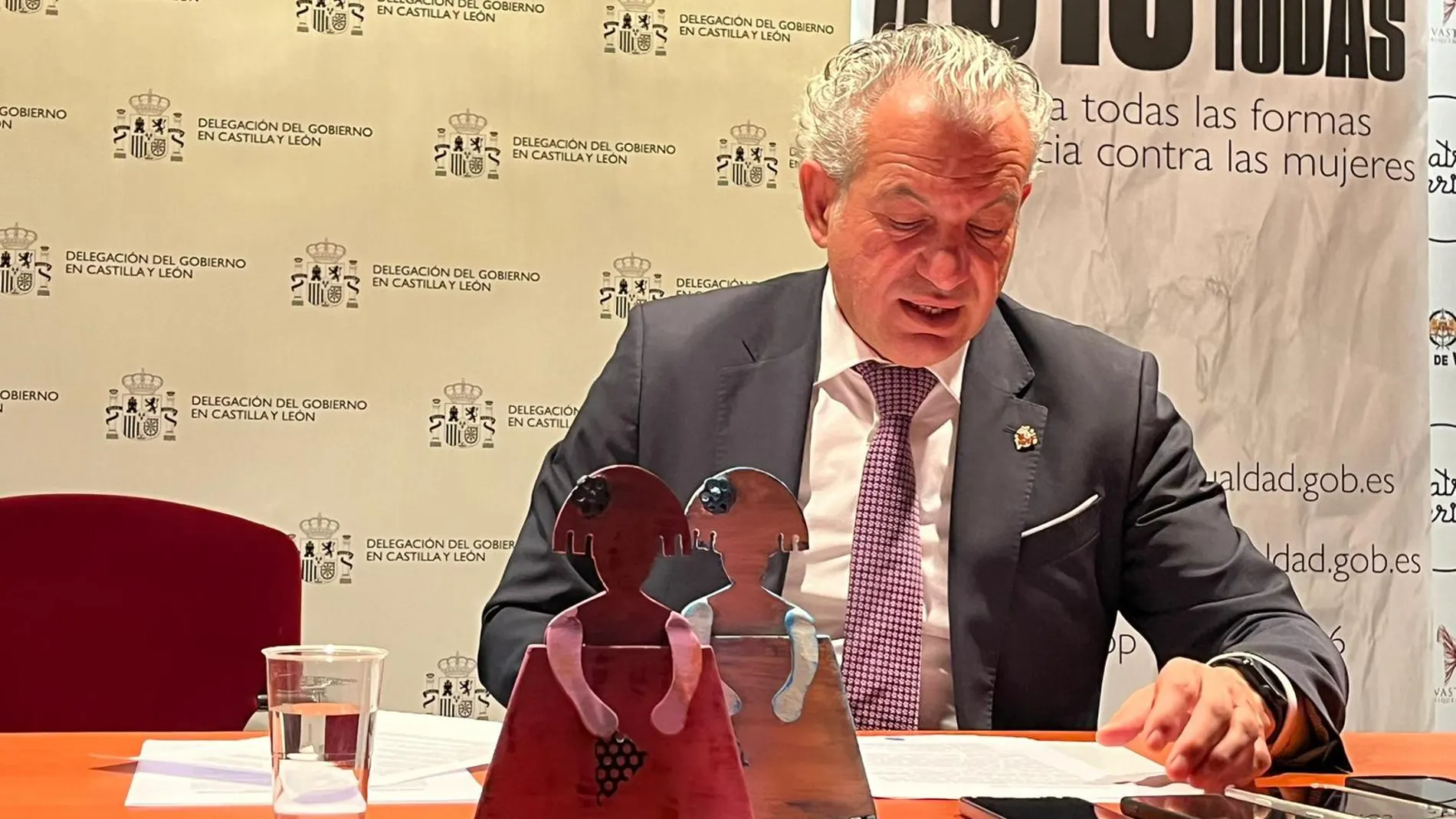 El delegado del Gobierno, Nicanor Sen, informa de los Premios Meninas 2025 en Castilla y León