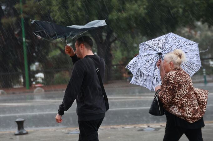 Llegada la borrasca Claudia, en directo: alertas de la AEMET, clases suspendidas y última hora en Galicia y Canarias 