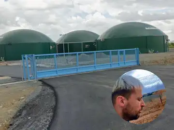 Montaje en el que aparece la planta de biometano con una imagen del creador de contenido durante su visita Montaje en el que aparece la planta de biometano con una imagen del creador de contenido durante su visita