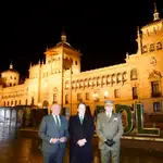 El alcalde de Valladolid, Jesús Julio Carnero, el presidente de la Fundación Iberdrola España, Jaime Alfonsín, y el jefe de Estado Mayor del Ejército de Tierra, el general Amador Enseñat y Berea, inauguran la nueva iluminación ornamental exterior de la Academia de Caballería