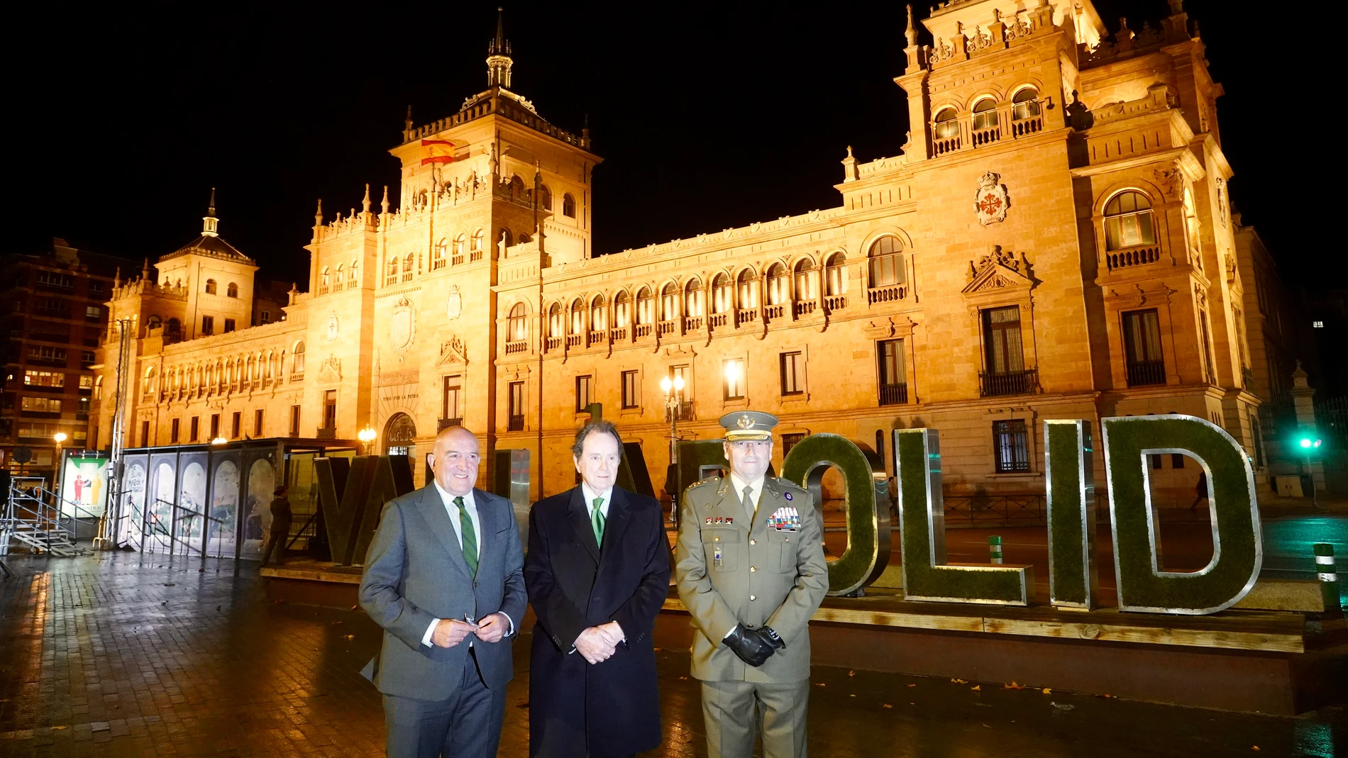 El alcalde de Valladolid, Jesús Julio Carnero, el presidente de la Fundación Iberdrola España, Jaime Alfonsín, y el jefe de Estado Mayor del Ejército de Tierra, el general Amador Enseñat y Berea, inauguran la nueva iluminación ornamental exterior de la Academia de Caballería