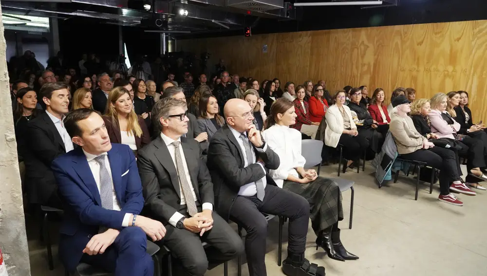 El alcalde de Valladolid, Jesús Julio Carnero; el presidente de la Diputación de Valladolid, Conrado Íscar, junto a los directivos de Artículo 14 y el resto de asistentes a los premios