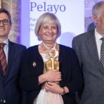 Paloma Biglino Campos galardonada con el Premio Pelayo, con Cándido Conde-Pumpido y Félix Bolaños 