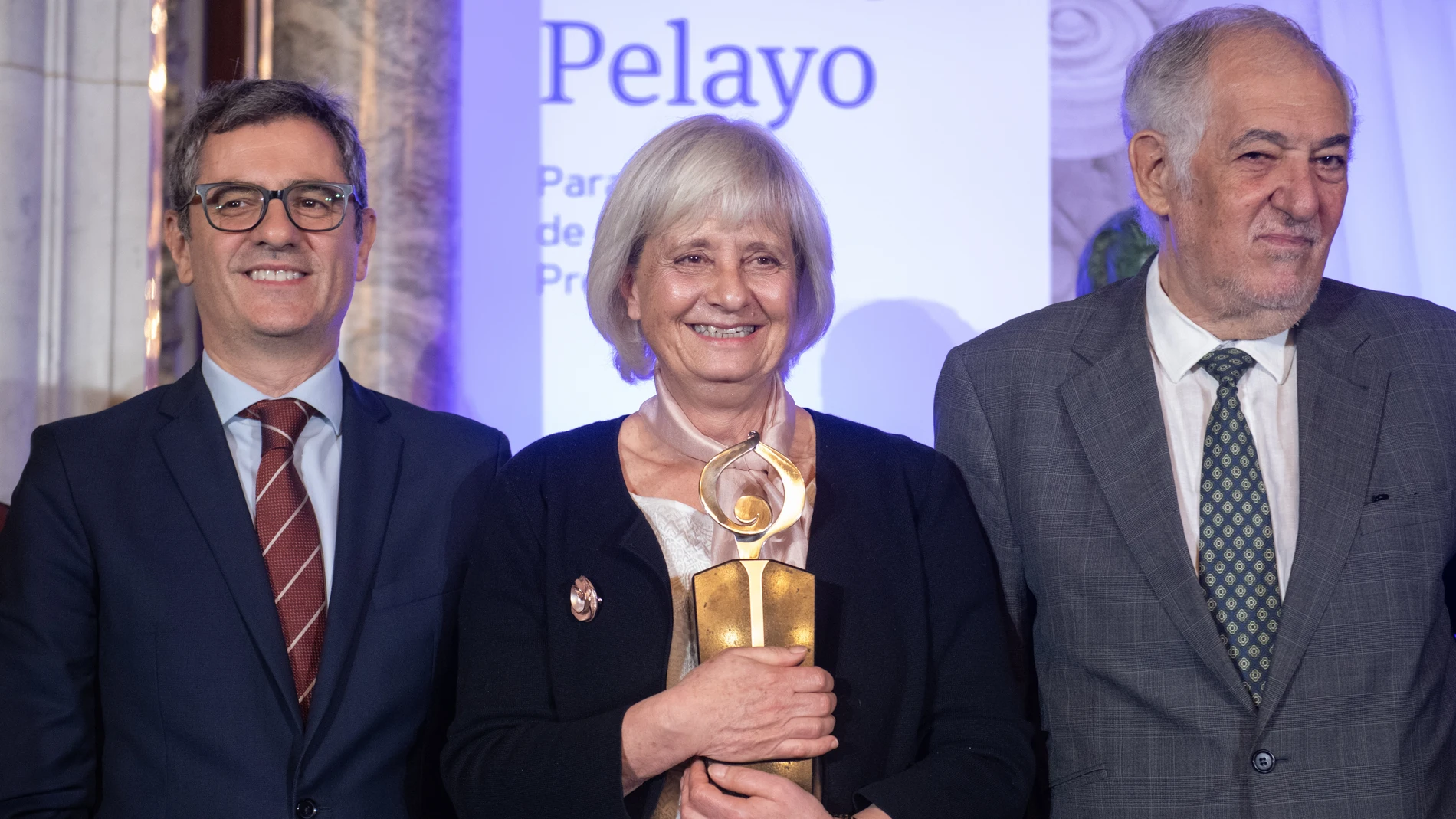 (I-D) El ministro de la Presidencia, Justicia y Relaciones con las Cortes, Félix Bolaños; la catedrática emérita de Derecho Constitucional de la Universidad de Valladolid Paloma Biglino Campos y el presidente del Tribunal Constitucional, Cándido Conde-Pumpido, durante la entrega del 'XXXI Premio Pelayo' para juristas de reconocido prestigio, en el Real Casino de Madrid, a 13 de noviembre de 2025, en Madrid (España). El XXXI Premio Pelayo ha sido otorgado a la catedrática emérita de Derecho Co...