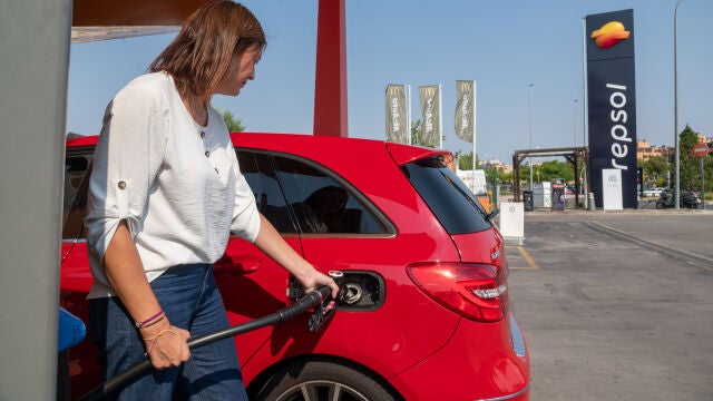 Mujer repostando en una estación de servicio Repsol