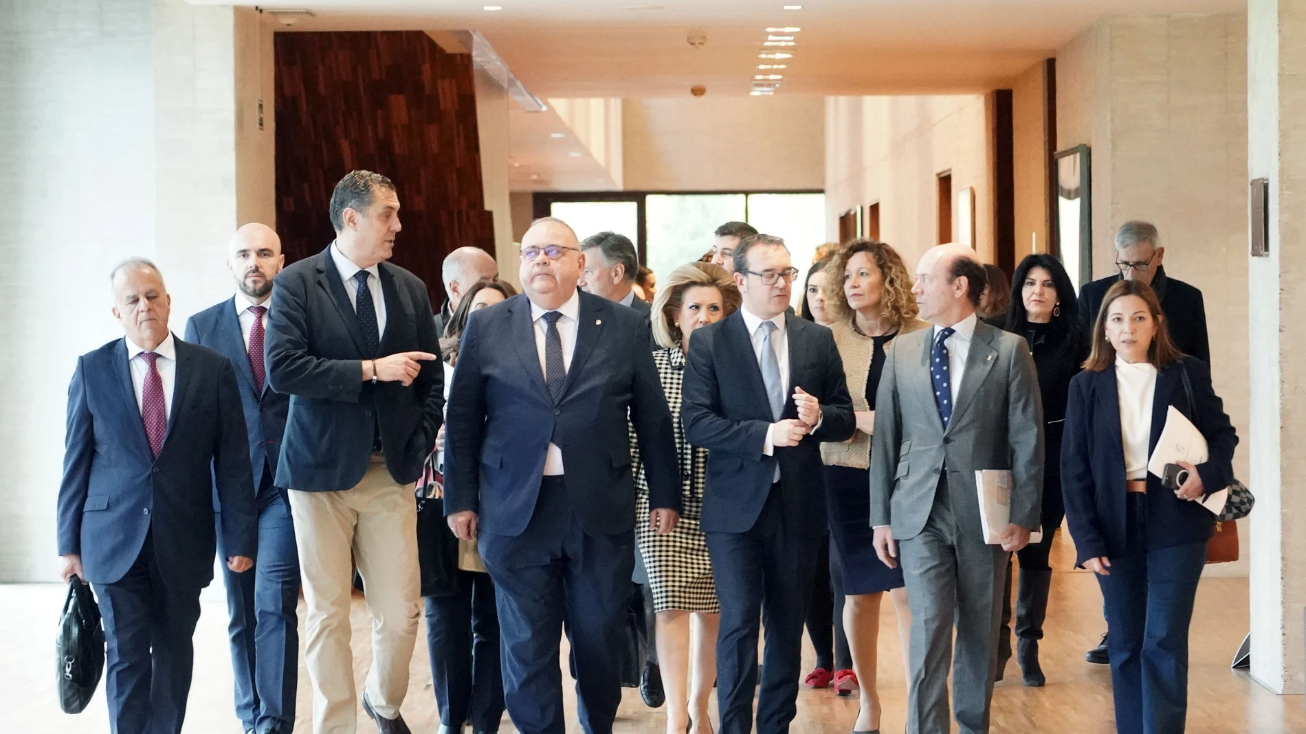 El consejero de Sanidad, Alejandro Vázquez, junto a su equipo, antes de explicar los presupuestos en las Cortes