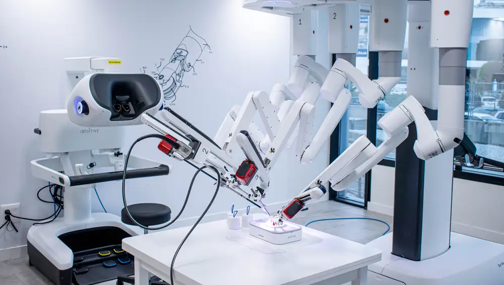 Un robot Da Vinci 5 de última generación en cirugía robótica