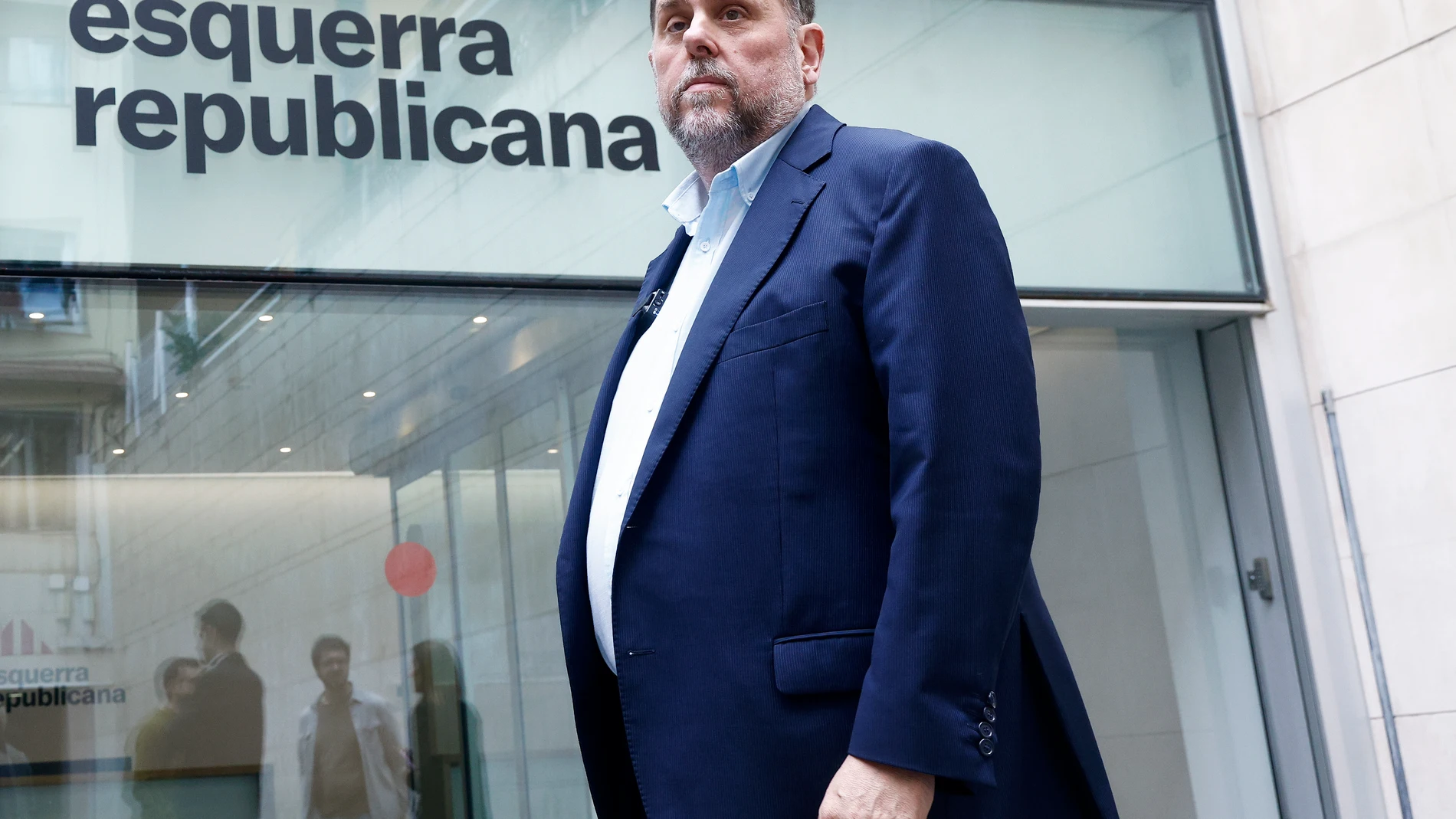 GRAFCAT4654 BARCELONA 13/11/2025.- El presidente de Esquerra Republicana de Catalunya (ERC), Oriol Junqueras, durante su atención hoy a los medios de comunicación para valorar las conclusiones del abogado de la Unión Europea Dean Spielmann sobre la ley de amnistía, en concreto sobre las cuestiones prejudiciales que le ha planteado el Tribunal de Cuentas sobre los gastos del procés y la Audiencia Nacional sobre los CDR acusados de terrorismo. EFE/ Quique Garcia
