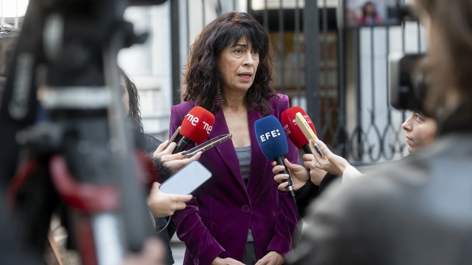 Increpada la ministra de Igualdad en Granada por los fallos en las pulseras antimaltrato: "Cómplice de los asesinos"