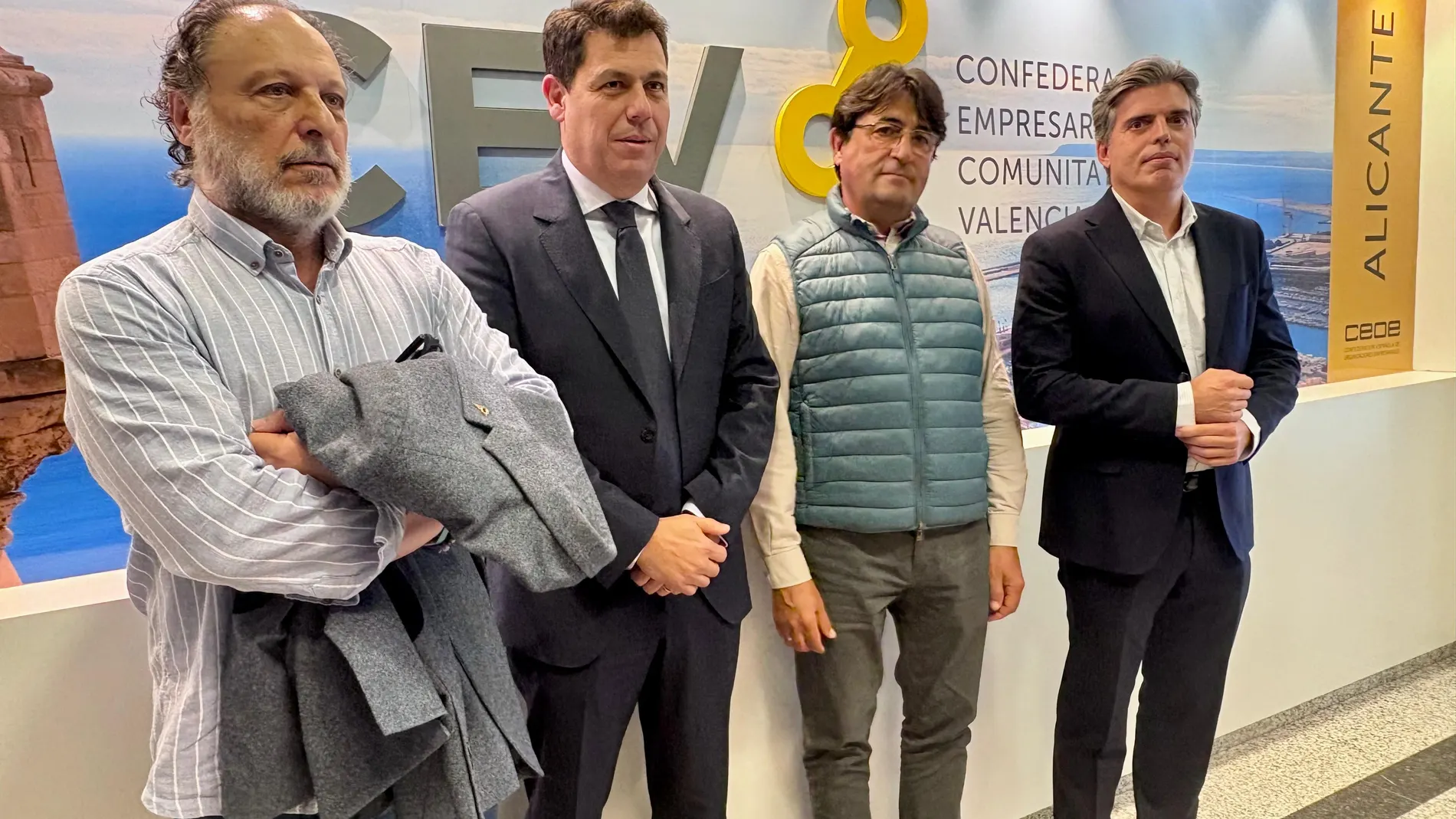 César Quintanilla, segundo por la derecha, presidente de CEV Alicante, ayer en Alicante
