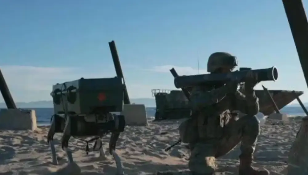 Un soldado del EPL con uno de los robots.