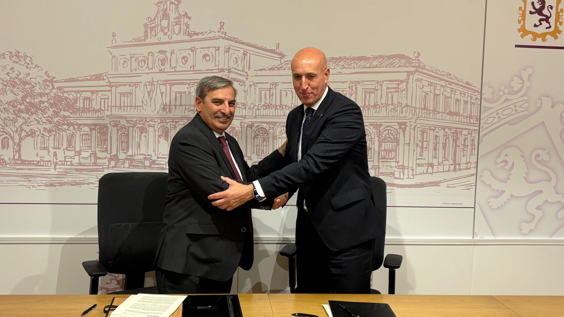 El consejero de Movilidad y Transformación Digital, José Luis Sanz Merino, firma junto al alcalde de León, José Antonio Diez, un convenio para la extensión de fibra para comunicaciones cuánticas en la ciudad