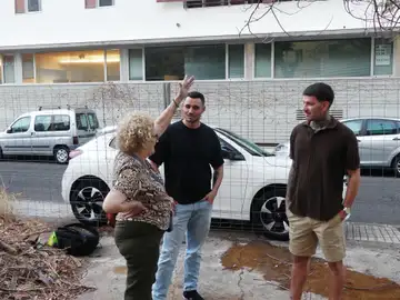 Una anciana con movilidad reducida enfrenta un desahucio en Tenerife tras 16 años sin recibir la ayuda prometida Representantes de Drago conversan con personas afectadas por la riada de 2008 en Santa Cruz de Tenerife