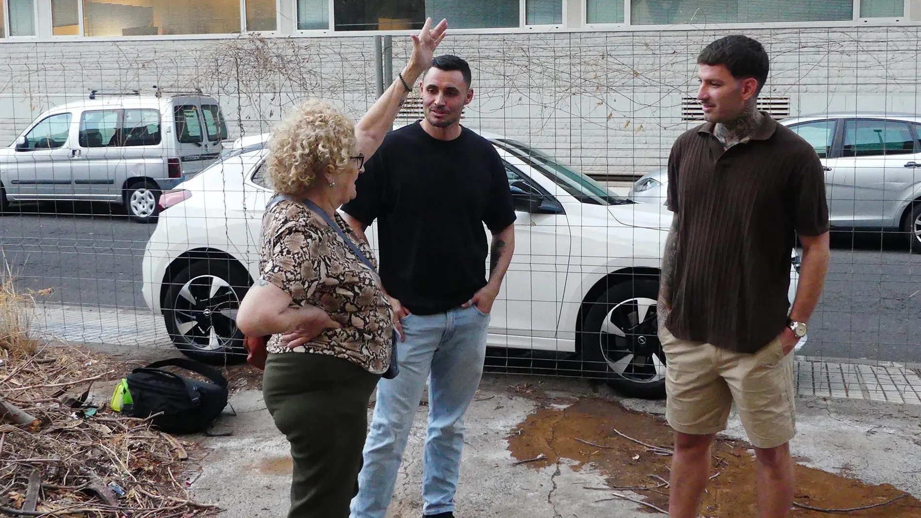 Representantes de Drago conversan con personas afectadas por la riada de 2008 en Santa Cruz de Tenerife