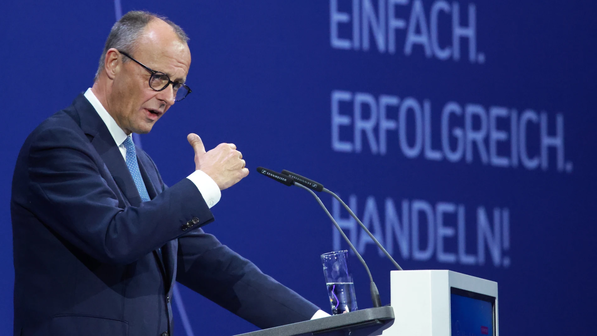 Berlin (Germany), 13/11/2025.- German Chancellor Friedrich Merz gestures as he speaks during a visit to the Trade Congress German (Handelskongress Deutschland) in Berlin, Germany, 13 November 2025. Merz attended the congress to deliver a political keynote speech. (Alemania) EFE/EPA/CLEMENS BILAN