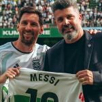 Leo Messi recibe una camiseta de manos de Christian Bragarnik, propietario del Elche CF.