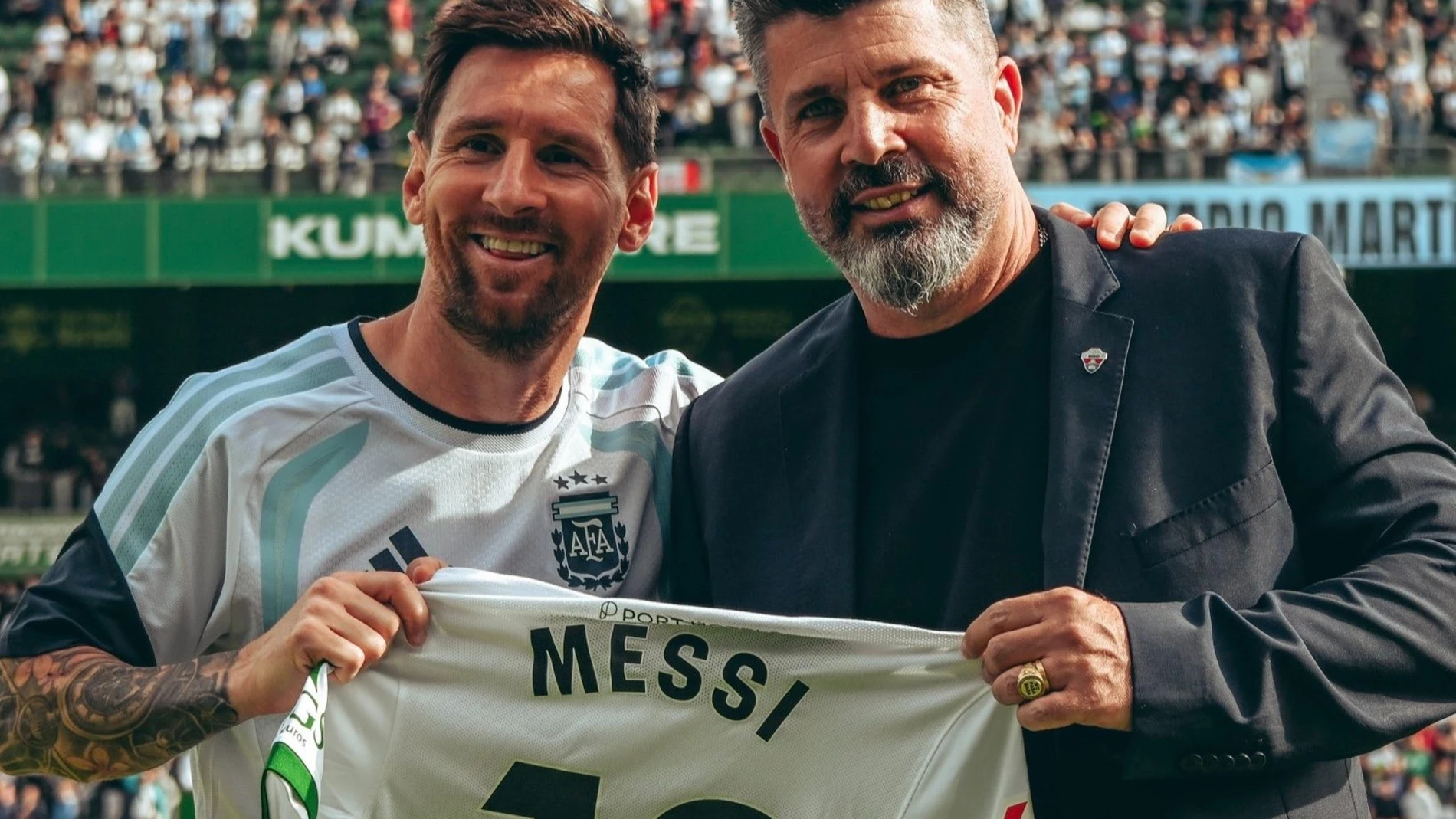Leo Messi recibe una camiseta de manos de Christian Bragarnik, propietario del Elche CF. REMITIDA / HANDOUT por ELCHE CF Fotografía remitida a medios de comunicación exclusivamente para ilustrar la noticia a la que hace referencia la imagen, y citando la procedencia de la imagen en la firma 13/11/2025