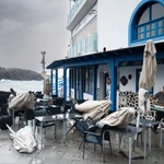 En la imagen, una terraza cerrada por el viento y los efectos del oleaje en la costa de El Cotillo, en el norte de Fuerteventura