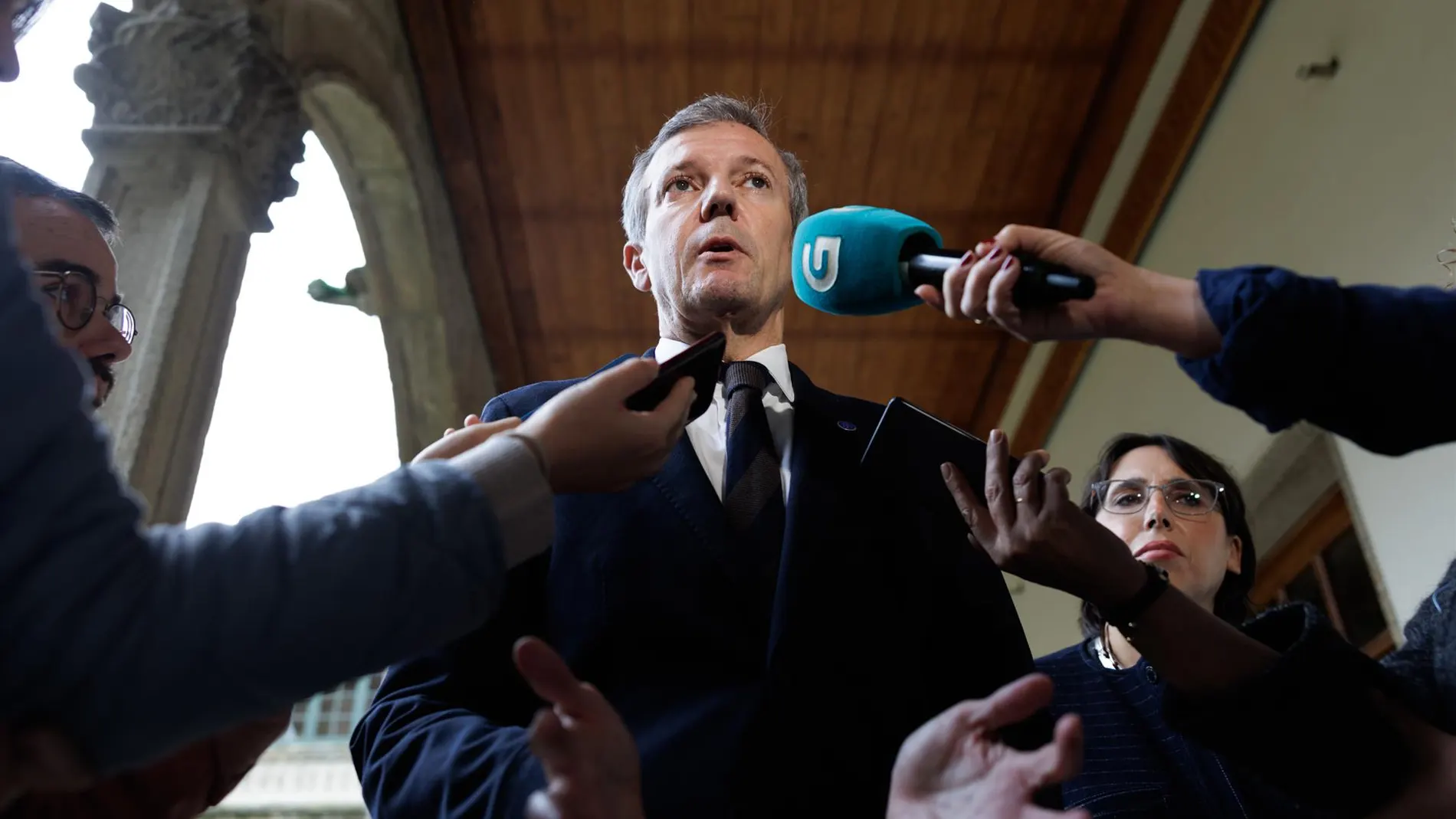 El presidente gallego, hoy, antendiendo a los medios de comunicación.