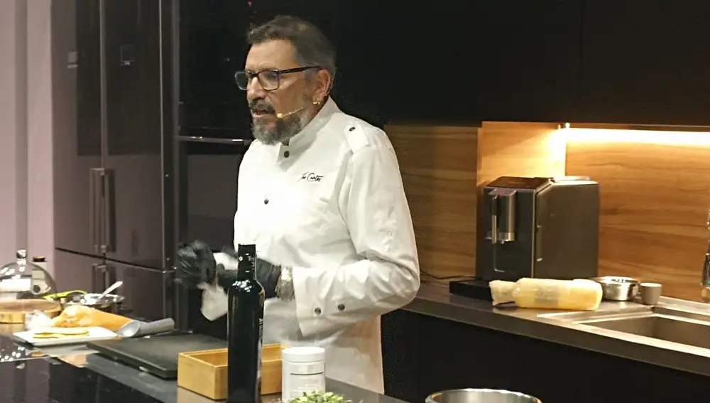 El chef José Cortés durante el "show cooking"
