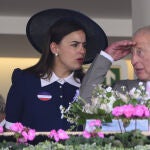 La actriz Sophie Winkleman junto al rey Carlos III de Inglaterra