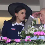 La actriz Sophie Winkleman junto al rey Carlos III de Inglaterra