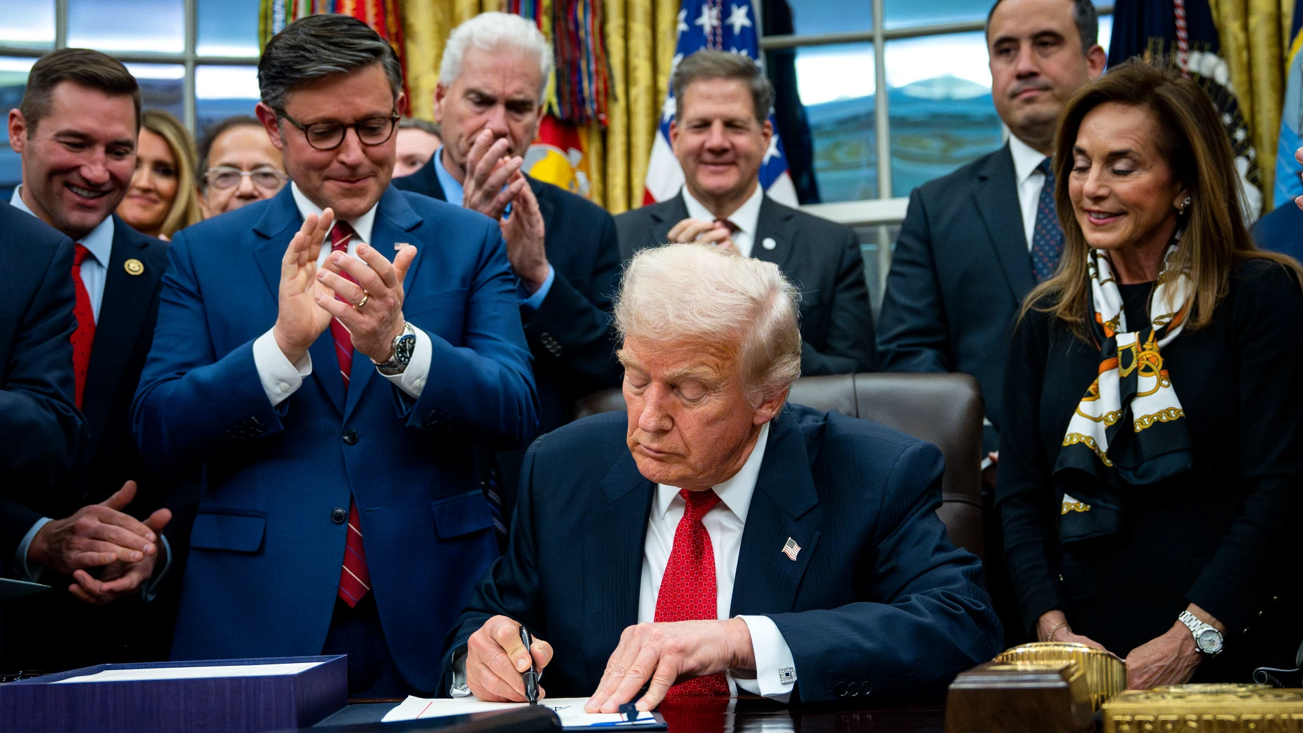Donal Trump firma con su equipo el proyecto de ley que pone fin al cierre del gobierno