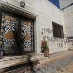 Colonos israelíes incendian una mezquita en el centro de Cisjordania