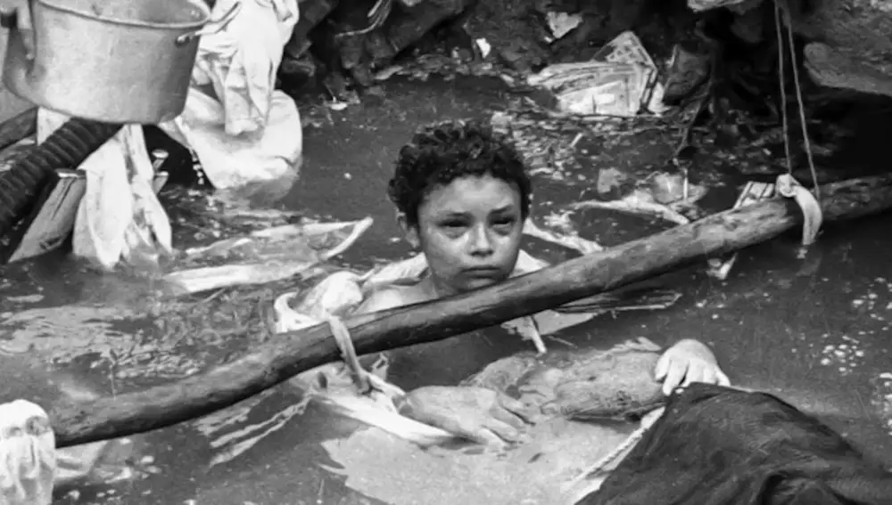 Omayra Sánchez durante los intentos de los servicios de rescate por liberarla