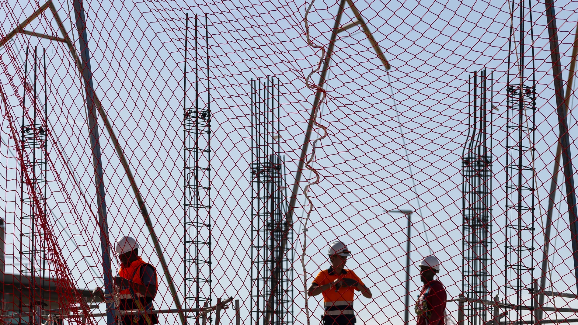 Construcción de nuevas viviendas. Gruas y obreros en la obras de nuevos edificios.