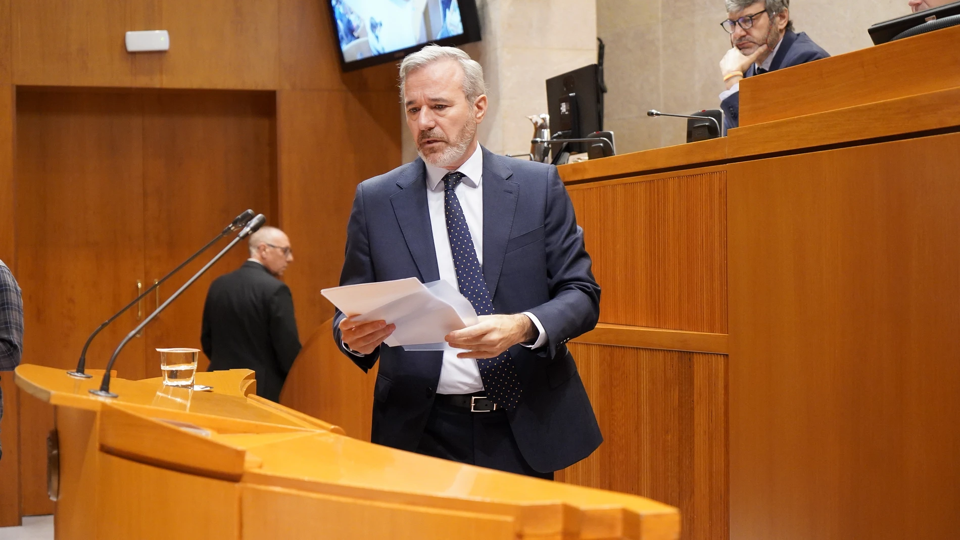 El presidente del Gobierno de Aragón, Jorge Azcón, interviene en la sesión plenaria de las Cortes. REMITIDA / HANDOUT por CORTES DE ARAGÓN. Fotografía remitida a medios de comunicación exclusivamente para ilustrar la noticia a la que hace referencia la imagen, y citando la procedencia de la imagen en la firma 13/11/2025