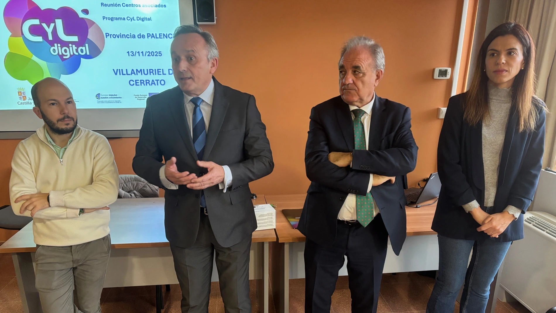 El viceconsejero de Transformación Digital, Luis Enrique Ortega, visita el Aula TIC del Centro Joven de Villamuriel de Cerrato (Palencia)