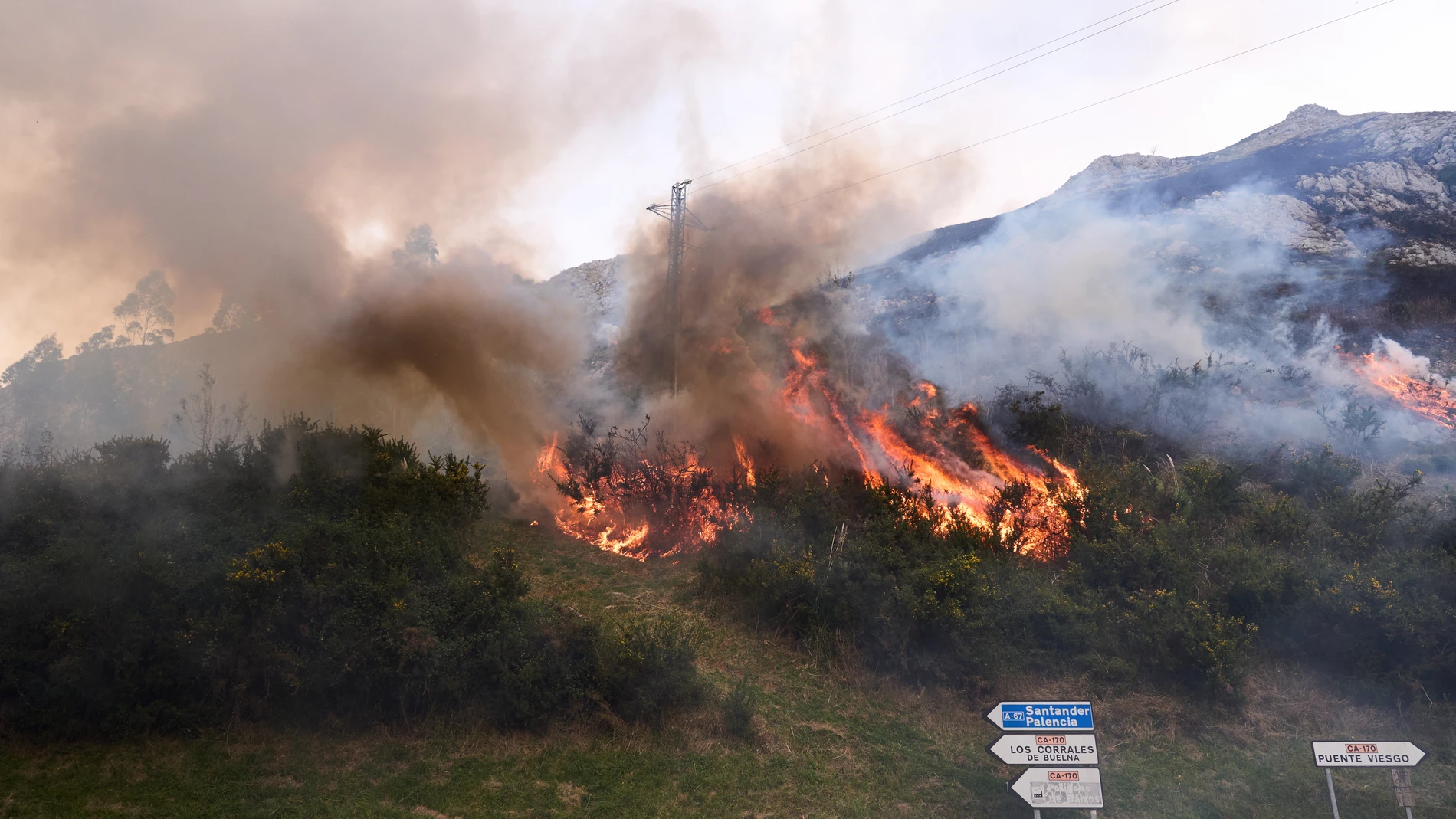 Vista de las llamas ocasionadas por un Incendio forestal en Puente Viesgo, a 13 de noviembre de 2025, en Cantabria