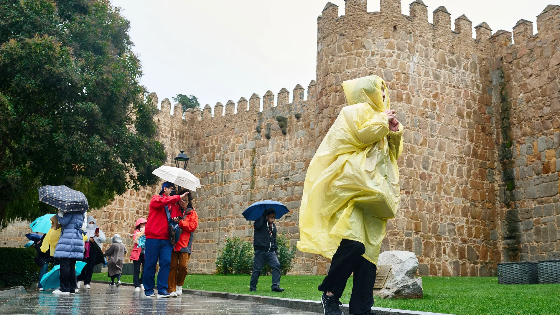 ÁVILA, 13/11/2025.- Varias personas se protegen de la lluvia este jueves en Ávila. Castilla y León se encuentra este jueves en aviso, entre amarillo y naranja, por lluvias y viento, con precipitaciones especialmente intensas en las provincias de Ávila y Salamanca, donde se podrían acumular entre 80 y 100 litros por metro cuadrado en 12 horas. EFE/Raúl Sanchidrián