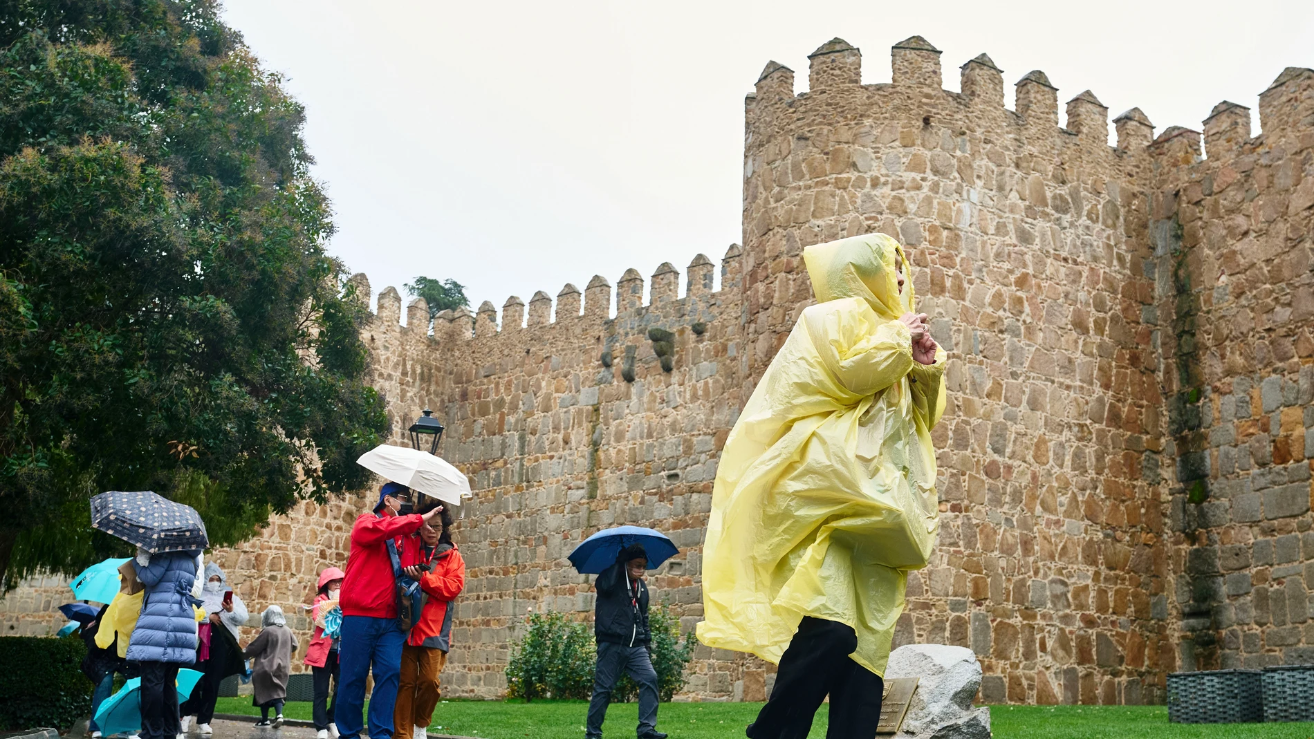 ÁVILA, 13/11/2025.- Varias personas se protegen de la lluvia este jueves en Ávila. Castilla y León se encuentra este jueves en aviso, entre amarillo y naranja, por lluvias y viento, con precipitaciones especialmente intensas en las provincias de Ávila y Salamanca, donde se podrían acumular entre 80 y 100 litros por metro cuadrado en 12 horas. EFE/Raúl Sanchidrián