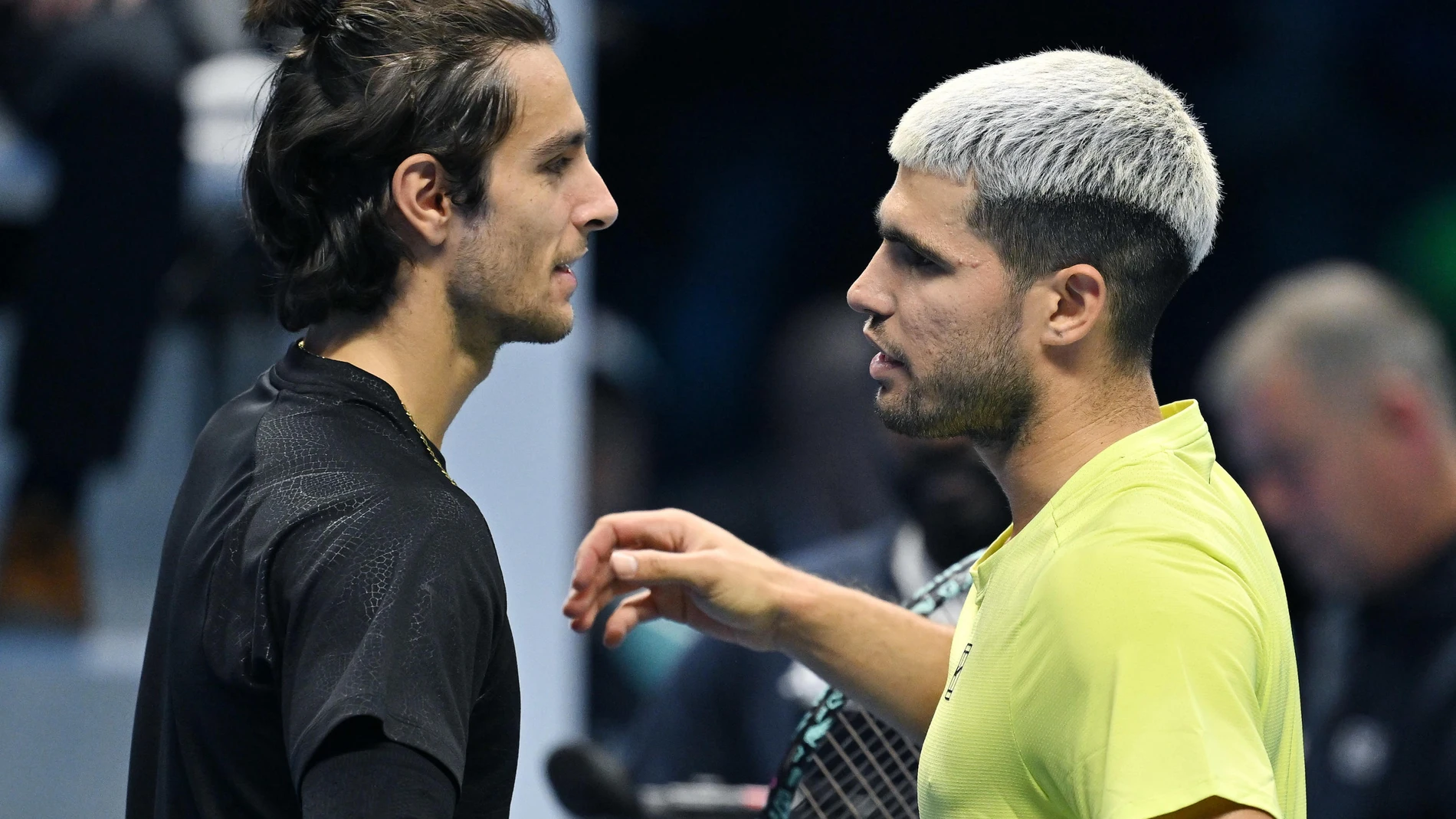 Turin (Italy), 13/11/2025.- Carlos Alcaraz of Spain (R) interacts with Lorenzo Musetti of Italy after winning their Men's Singles Round Robin tennis match at the ATP Finals in Turin, Italy, 13 November 2025. (Tenis, Italia, España) EFE/EPA/ALESSANDRO DI MARCO