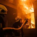 Imagen de archivo de varios bomberos apagando un incendio tras un ataque ruso en Odesa.