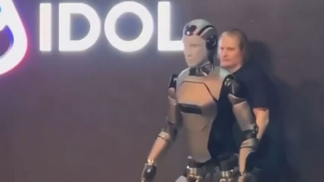 El primer robot humanoide con IA de Rusia se estampa contra el suelo en su presentación.