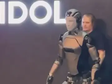 El primer robot humanoide con IA de Rusia se estampa contra el suelo en su presentación. El primer robot humanoide con IA de Rusia se estampa contra el suelo en su presentación.