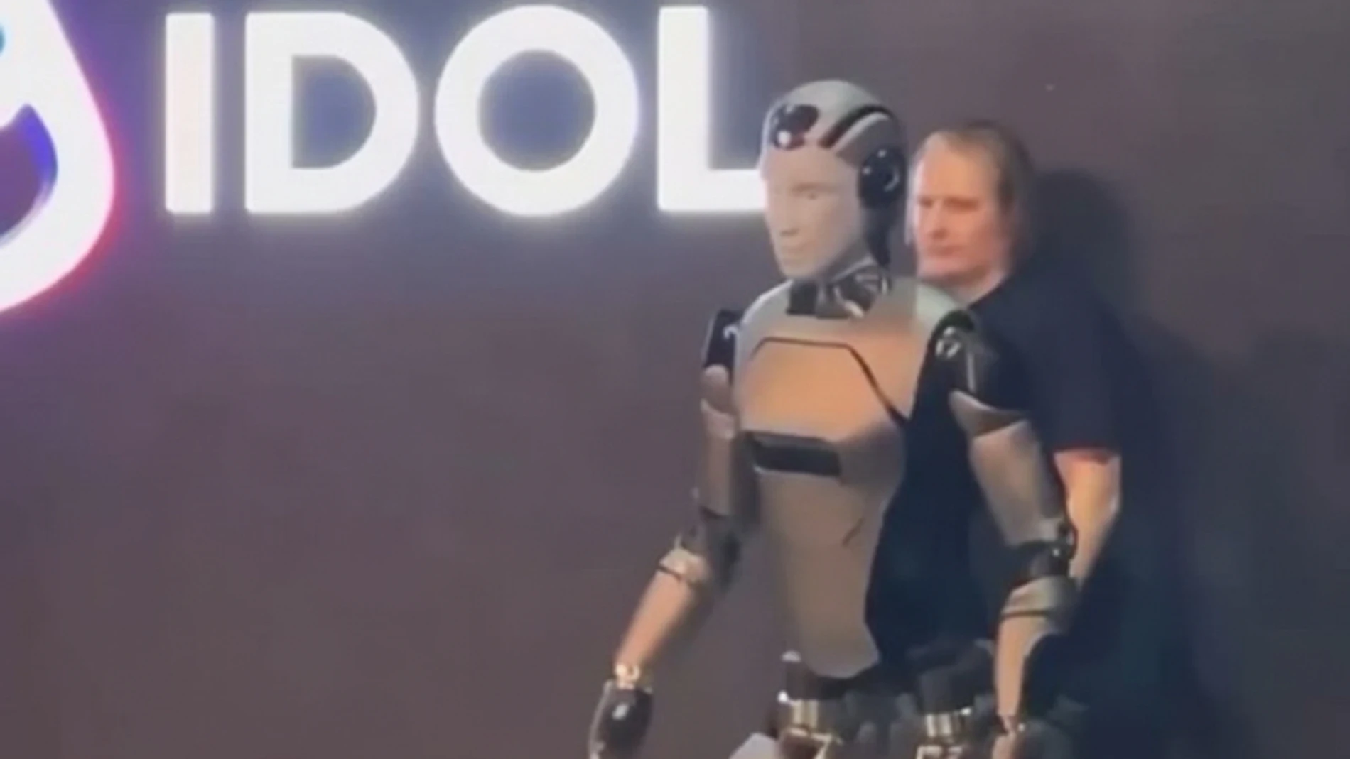 El primer robot humanoide con IA de Rusia se estampa contra el suelo en su presentación.