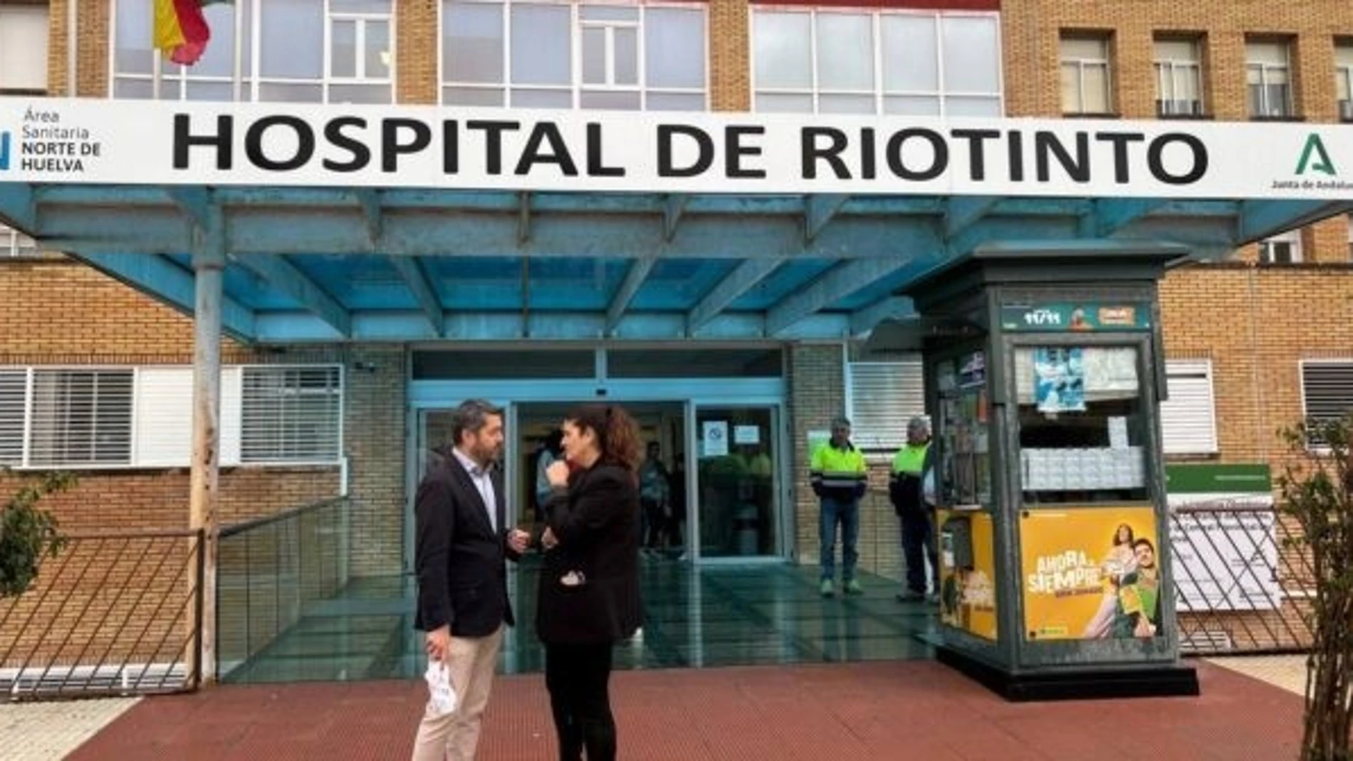 La diputada provincial y alcaldesa de Minas de Riotinto (Huelva), Rocío Díaz, junto al secretario de Organización del PSOE de Huelva, Francisco Baluffo, a las puertas del Hospital Minas de Riotinto.REMITIDA / HANDOUT por PSOE DE HUELVAFotografía remitida a medios de comunicación exclusivamente para ilustrar la noticia a la que hace referencia la imagen, y citando la procedencia de la imagen en la firma13/11/2025