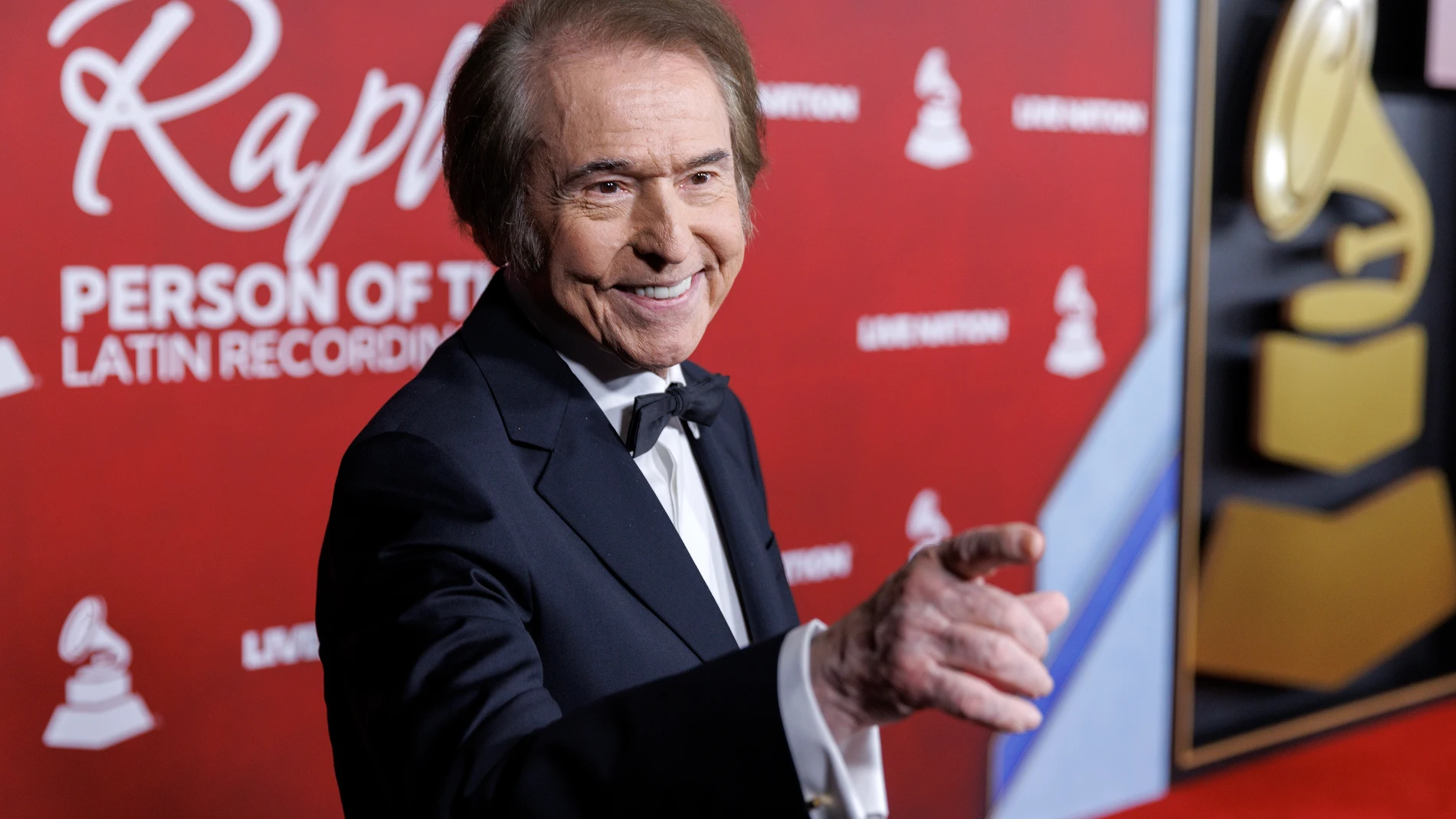 FOTODELDIA Las Vegas (Estados Unidos), 13/11/2025.- El cantante español Raphael, galardonado con el premio, asiste anoche a la 26ª ceremonia de entrega del premio 'Persona del Año' de los Grammy Latinos en el Mandalay Bay de Las Vegas, Nevada. EFE/CRISTOBAL HERRERA-ULASHKEVICH