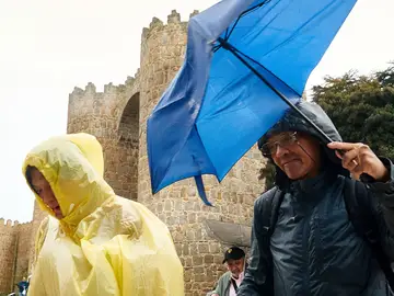 Lluvias y viento en Castilla y León ÁVILA, 13/11/2025.- Dos personas se protegen de la lluvia este juves en Ávila. Castilla y León se encuentra este jueves en aviso, entre amarillo y naranja, por lluvias y viento, con precipitaciones especialmente intensas en las provincias de Ávila y Salamanca, donde se podrían acumular entre 80 y 100 litros por metro cuadrado en 12 horas. EFE/Raúl Sanchidrián