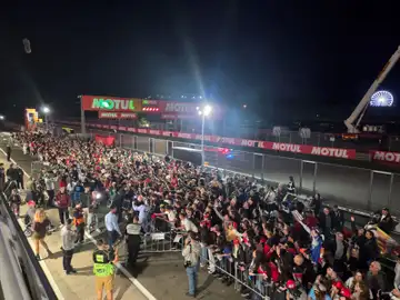El público, en pit lane del circuito Ricardo Tormo El público, en pit lane del circuito Ricardo Tormo