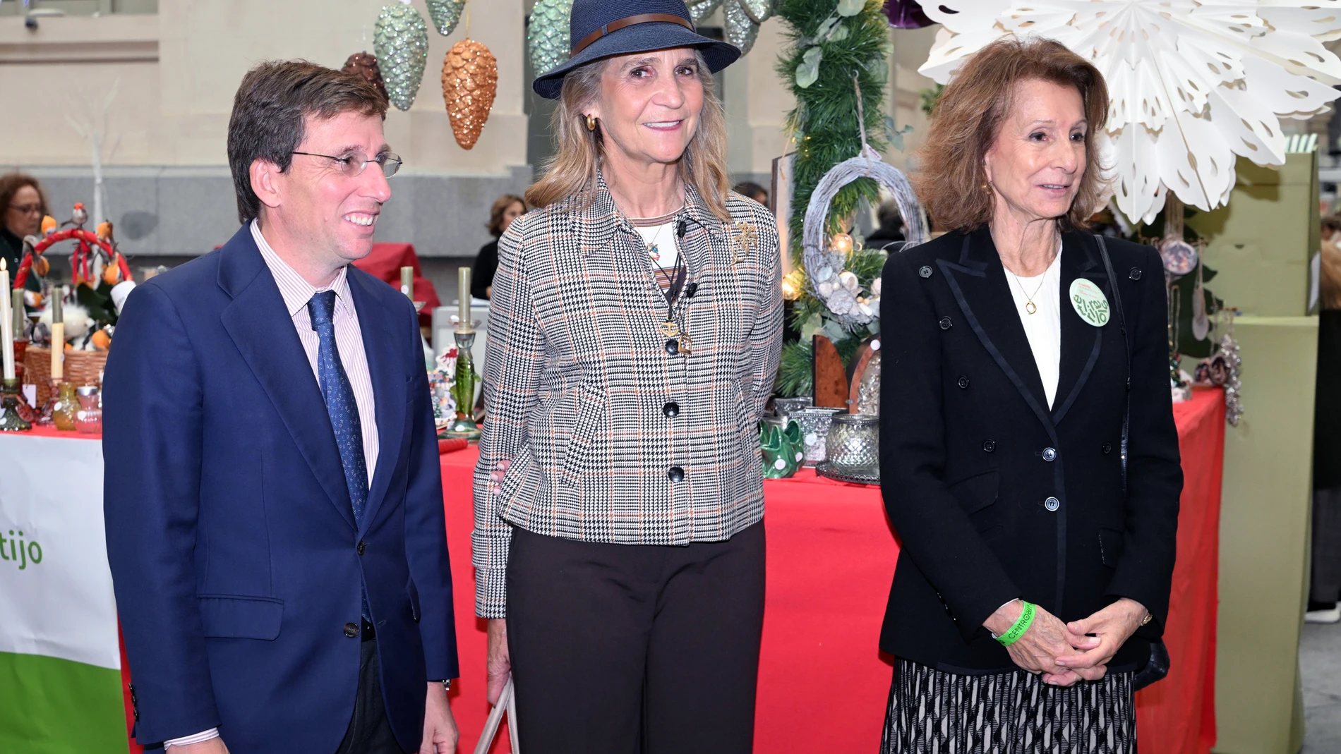 El alcalde de Madrid, José Luis Martínez-Almeida, la Infanta Elena y Pina Sánchez durante la inauguración del Rastrillo de Nuevo Futuro 2025 en la Galería de Cristal del Palacio Cibeles de Madrid, a 13 de noviembre de 2025, en Madrid (España). FAMOSOS;SOLIDARIDAD;RASTRILLO José Oliva / Europa Press 13/11/2025