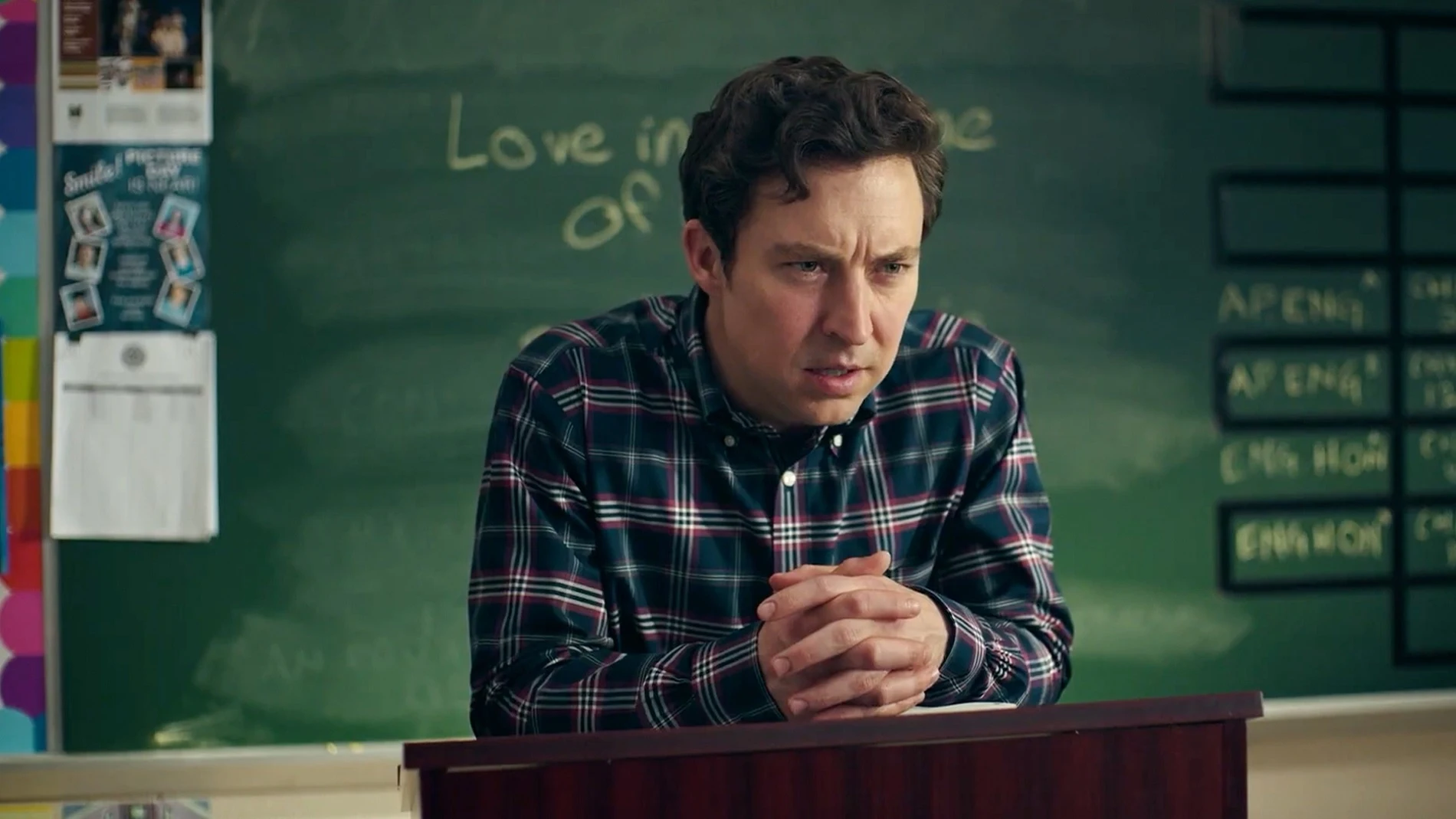 Los ofendiditos por 'English Teacher' están de enhorabuena, el resto, no: una de las comedias más divertidas de la actualidad, cancelada